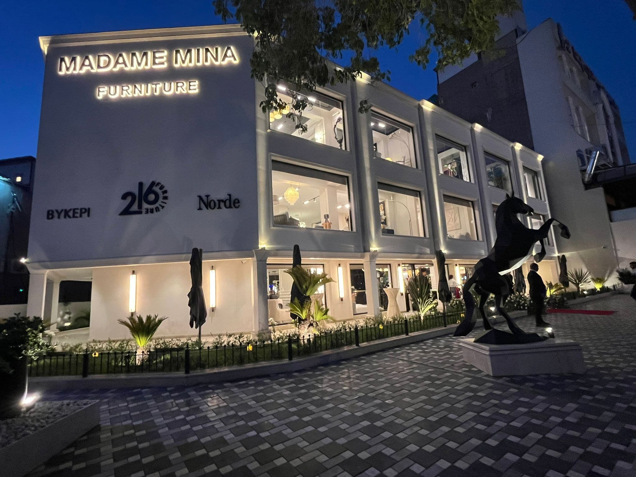 MADAME MINA Showroom